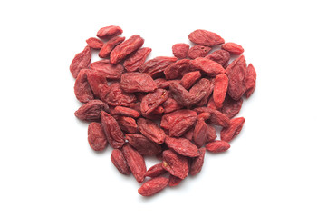 Baies de Goji en forme de coeur sur fond blanc