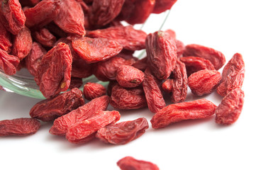 Baies de Goji sur fond blanc