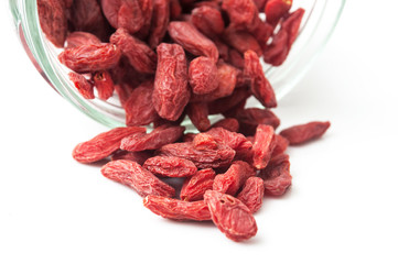 Baies de Goji sur fond blanc