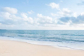 Papier Peint photo Lavable Eau Belle plage de sable blanc et vagues de l& 39 océan avec fond de ciel bleu clair