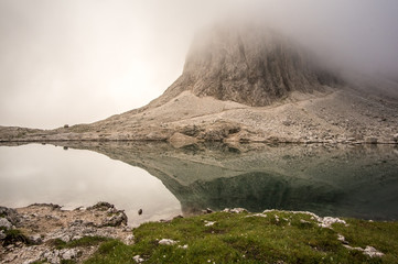 Lago alpino in una giornata nebbiosa nei pressi del gruppo sella, Val Gardena, Ortisei, Dolomiti,Italia