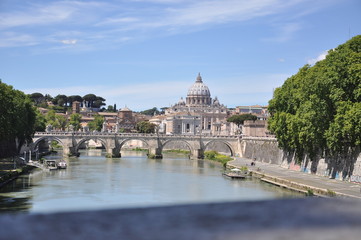 Obraz na płótnie Canvas idge over river in Rome