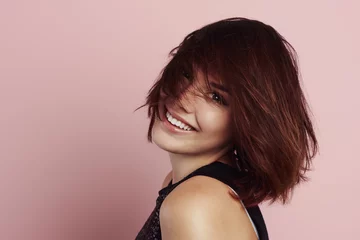Photo sur Aluminium Salon de coiffure Portrait de beauté d& 39 une femme souriante heureuse sur fond rose avec espace de copie.