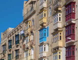 Fototapeta na wymiar Holzerker (Gallariji) in Valletta / Malta
