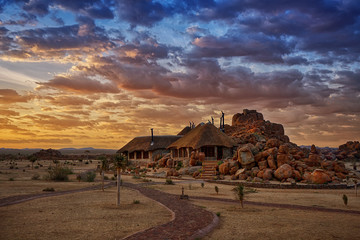 Abendstimmung in einer Lodge in der Wüste Namibias