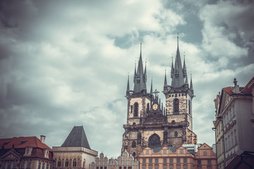 Fototapeta na wymiar Древняя готическая Прага. Старинная католическая церковь и штормовое небо