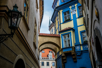 Старинные улочки Праги. Яркие старинные дома
