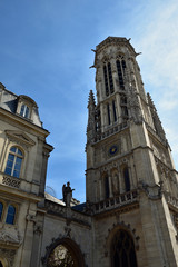 Fototapeta na wymiar Tour de l'église Saint-Germain-l'Auxerrois à Paris, France