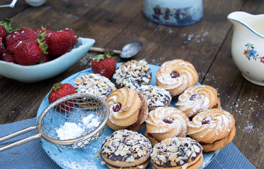 Gemischte Plätzchen mit Erdbeeren