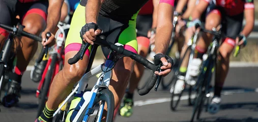 Fotobehang Fietsen Fietscompetitie, wielrenners die met hoge snelheid een race rijden