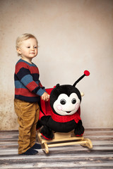 Kind freut sich zu Schaukeln