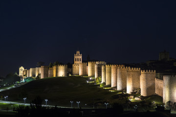 Parcial de la muralla de &Aacute;vila iluminada de noche