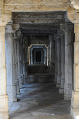 Fototapeta na wymiar Indien - Rajasthan - Ranakpur - Chaumukh Tempel