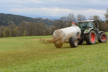 Mit Jauchefass Dünger ausbringen © alho007
