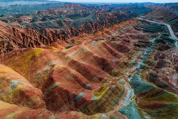Foto auf Acrylglas Zhangye-Danxia Luftaufnahme der farbenfrohen Regenbogenberge des geologischen Parks Zhangye Danxia Landform in der Provinz Gansu, China, Mai 2017
