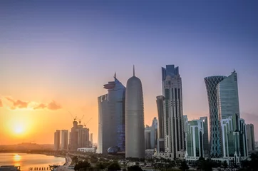 Fotobehang Doha, Qatar wolkenkrabbers bij zonsondergang © iPics