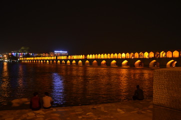 Fototapeta na wymiar Si-o-Seh Pol Bridge, Isfahan, Iran, bei Nacht