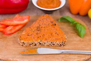 Vollkornbrot mit selbstgemachter Paprikapaste