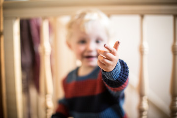 Kind zeigt die angemalte Hand