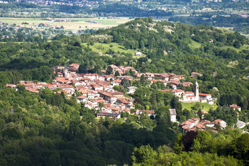 Fototapeta na wymiar Panorama sul piccolo e caratteristico paese di Graglia , in Piemonte.