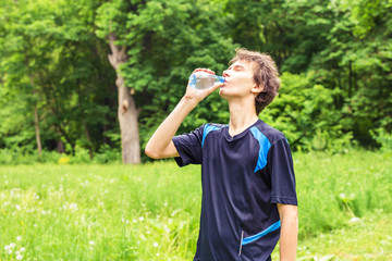 Obraz premium Man having break from sport training and drinks water