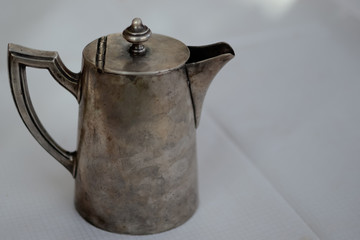 Металлический чайник на столе