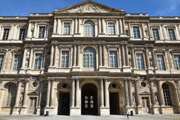 Fototapeta na wymiar Façade à colonnes cour Carrée du Louvre à Paris, France