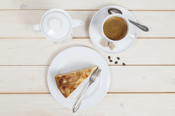 Stück Kuchen mit Kaffee auf Holztisch