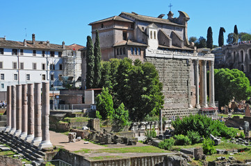 Fototapeta na wymiar Roma, i Fori Imperiali - la Basilica Santi Cosma e Damiano