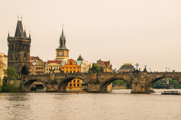 Fototapeta na wymiar Живописный Карлов Мост на закате. Город Прага и река Влтава