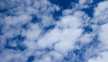 Obraz premium White clouds in deep blue sky