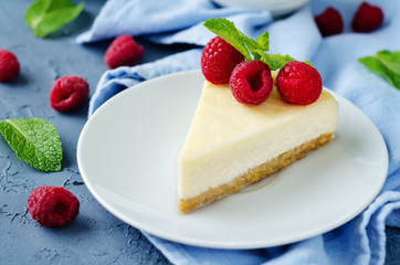 Cheesecake with fresh raspberries and mint
