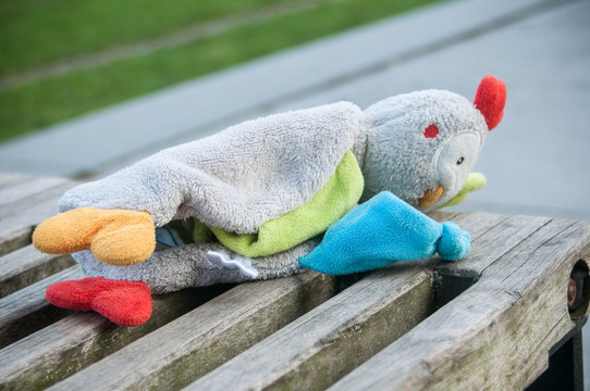 doudou oubli&eacute; sur un banc en ville
