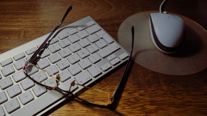 Lunettes posées sur un clavier d'ordinateur