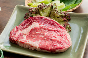 おしゃれな韓国レストランのおいしいオージーブランド  ステーキ　生肉　炭火焼き肉用　
