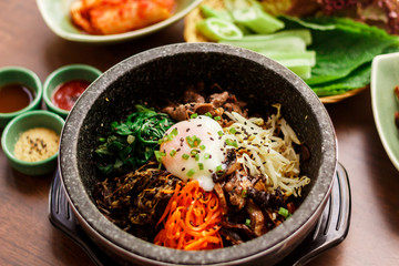 おしゃれな韓国レストラン おいしい石焼きビビンバ セット