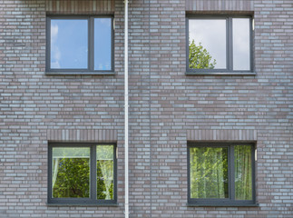 Moderne Fassade mit Fenstern