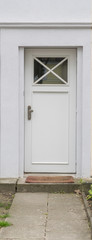 Weiße Haustür eines Hauses