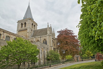 Obraz premium The Cathedral with Spring colors and cloudy sky in Rochester, UK