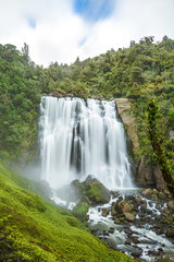 Fototapeta na wymiar Marokopa Falls in Neuseeland (New Zealand)