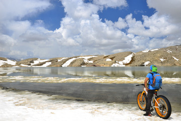 bisiklet ile krater gölü keşif gezisi © emerald_media