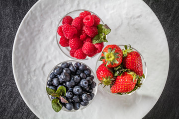 タイトル	三種のベリー　Three kinds of berries