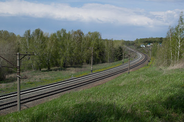 Железная дорога через лес и деревню
