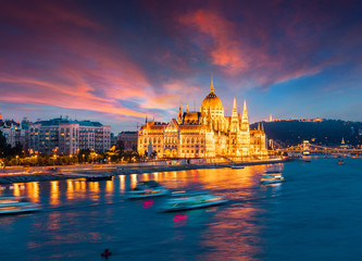 Obraz premium Kolorowy wieczorny widok na Parlament i Most Łańcuchowy