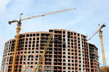 the construction crane and the building