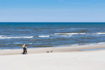 Spacer plażą nad Morzem Bałtyckim w wiosenny dzień © Anna