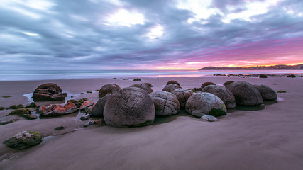 Moeraki Boulders am Koekohe Beach an der K&uuml;ste von Otago in Neuseeland (New Zealand)