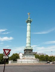 La Colonne de juillet et le Génie de la liberté (Paris France). Un jour sans circulation automobile.