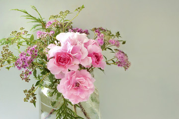 Цветочная композиция из чайных роз.