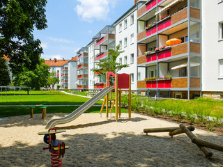 Rutsche auf Spielplatz in modernisierter Neubausiedlung, Innenhof der Micktener Straße, Dresden,...